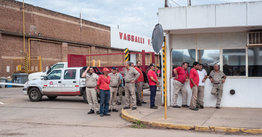 Con un pago de $100 mil y una promesa a futuro, trabajadores de Vassalli aceptaron terminar una cosechadora para que la fábrica tenga ingresos