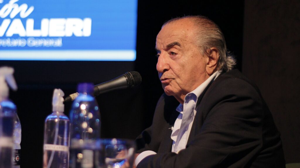 Cavalieri acordó un aumento del 5,7% trimestral y suma un bono de $50 mil para los empleados de comercio