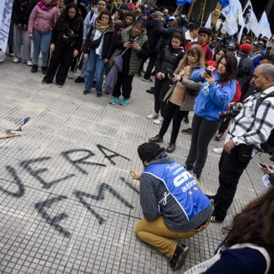 Organizaciones sindicales, sociales y políticas se movilizaron para rechazar a la visita de Georgieva: «Fuera ingleses de Malvinas, fuera FMI de Argentina»