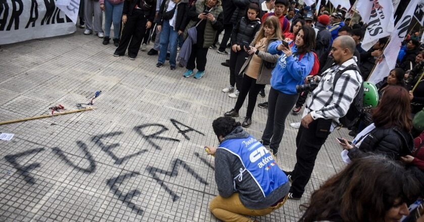 Organizaciones sindicales, sociales y políticas se movilizaron para rechazar a la visita de Georgieva: «Fuera ingleses de Malvinas, fuera FMI de Argentina»