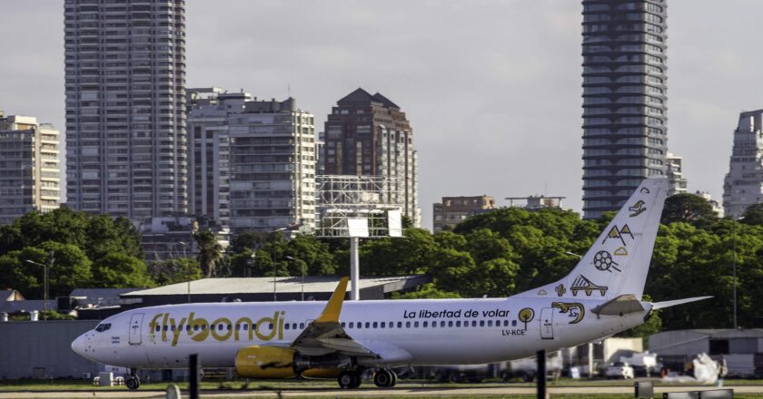 Suspensiones entre los tripulantes y despidos, el panorama laboral de Flybondi se complica mientras se cancelan cientos de vuelos