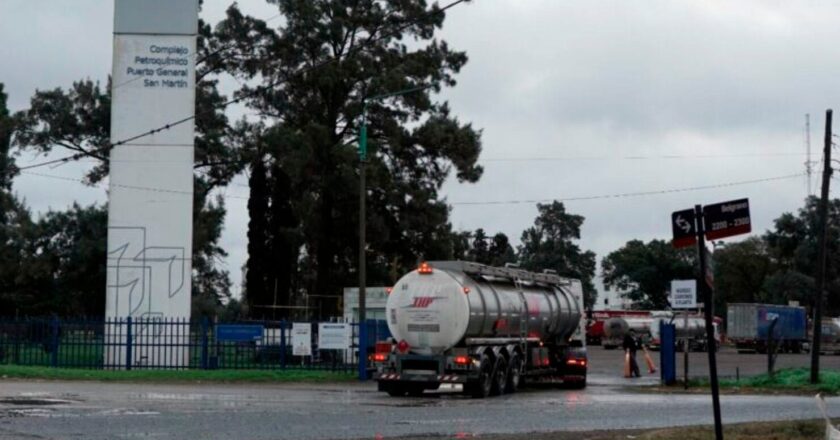 Pampa Energía alegó una «drástica» caída de la demanda por el cierre de Fate, pero aceptó una conciliación en el conflicto por los despidos en Puerto General San Martín