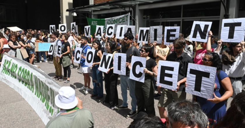 Investigadores del CONICET reclamaron ante la desvinculación inminente de casi 400 becarios y becarias del organismo