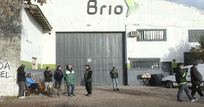 Denuncian dos centenares de despidos en la empresa Expreso Brío: «Nos presentamos a trabajar y nos encontramos con el portón cerrado»