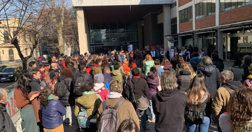 Gremios reclaman frente al Polo Científico para exgir que frenen el despido de casi 400 científicos del CONICET