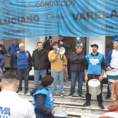 Más de 400 municipales de Azul movilizaron por el aguinaldo y lograron el compromiso de pago con ayuda de Provincia