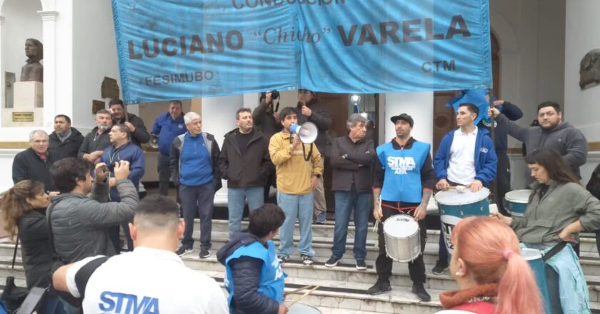 Más de 400 municipales de Azul movilizaron por el aguinaldo y lograron el compromiso de pago con ayuda de Provincia