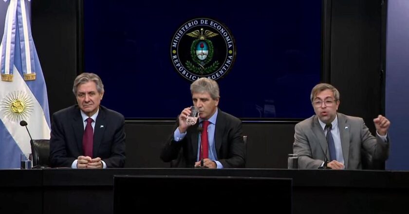 Privatizaciones: El plan de Caputo para pagar la deuda es con la venta de activos públicos por u$S 1.500 millones