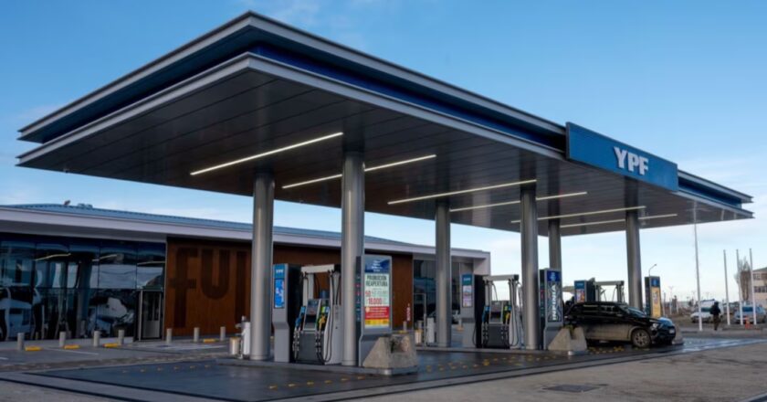 YPF quiere que los playeros también vendan hamburguesas y desde el gremio advierten: «No estamos de acuerdo. Habrá que discutirlo»