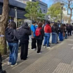 Postales de la crisis: una oferta laboral en el centro de La Plata provocó más de dos cuadras de fila para conseguir trabajo