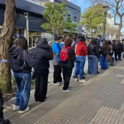 Postales de la crisis: una oferta laboral en el centro de La Plata provocó más de dos cuadras de fila para conseguir trabajo