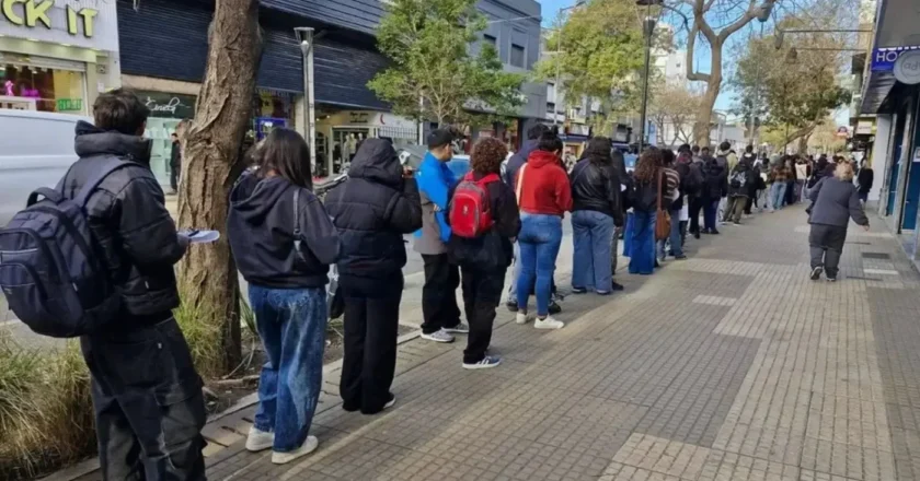 Postales de la crisis: una oferta laboral en el centro de La Plata provocó más de dos cuadras de fila para conseguir trabajo