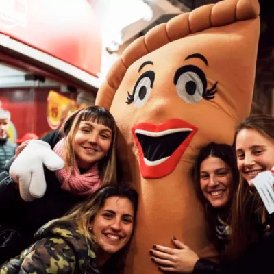 La crisis también arrastra a la cadena líder del negocio de empanadas que acumula más de 230 cheques rechazados y pone en riesgo cientos de empleos