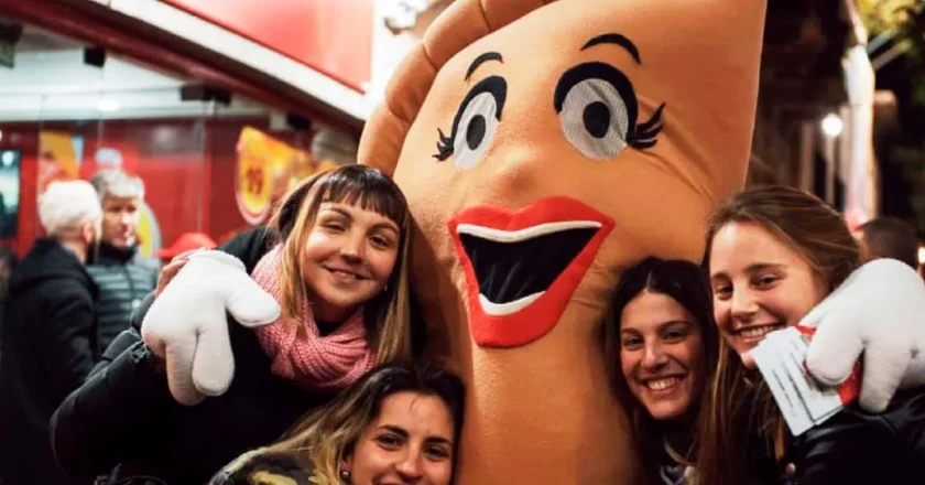 La crisis también arrastra a la cadena líder del negocio de empanadas que acumula más de 230 cheques rechazados y pone en riesgo cientos de empleos