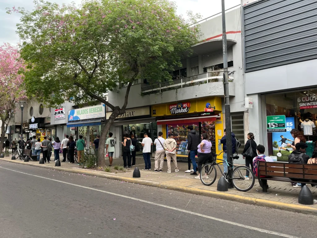 Postales de la crisis: una oferta laboral en el centro de La Plata provocó más de dos cuadras de fila para conseguir trabajo