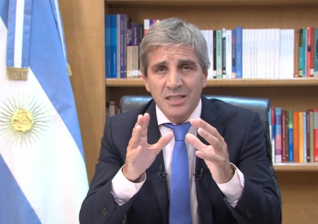 El Gobierno le dio el gusto a Caputo y el fondo para financiar los despidos podrá ser "manoteado" por el Estado el año electoral