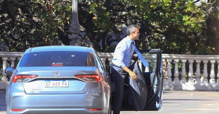 El socio de Menem dijo que su empresa «trabajó» para OSPRERA aunque los datos lo ponen en duda y se llevó casi $300 millones con los que compró un BMW y un Mercedes Benz