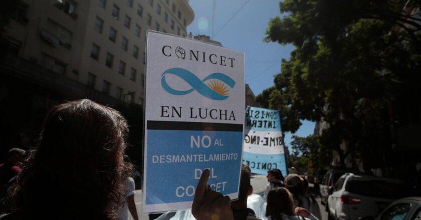 Los salarios en ciencia y tecnología volvieron a perder contra la inflación, en julio, y ya acumulan un 40,5% de derrumbe desde que asumió Milei
