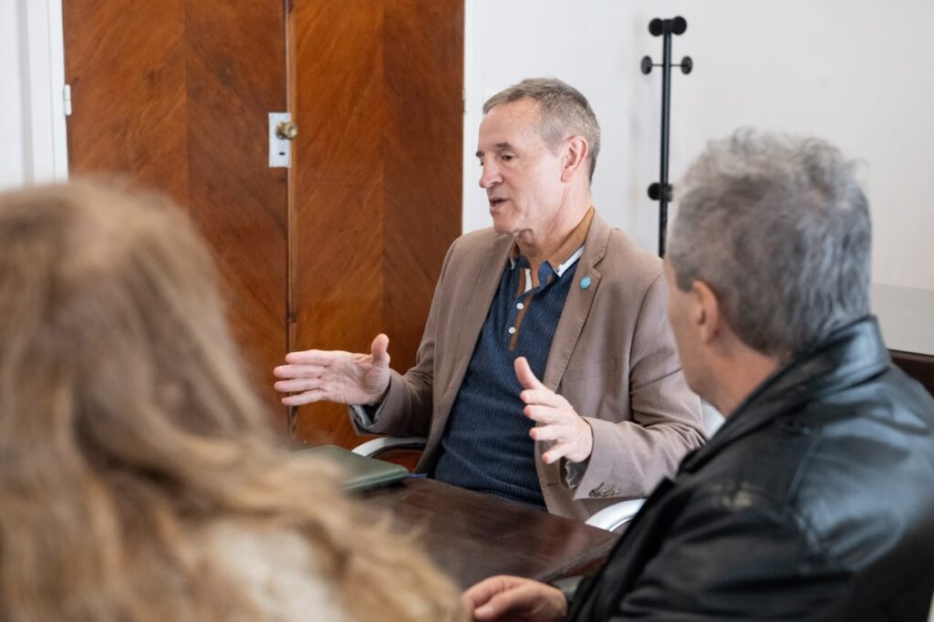 Tras la recomendación de la OIT, los remiseros se reunieron con Sola para avanzar en la formalización de las apps: "Tienen que contratar los autos y poner a la gente bajo convenio"