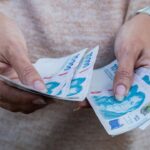 El ingreso disponible de las familias volvió a caer en junio y quedó 17% por debajo de 2023