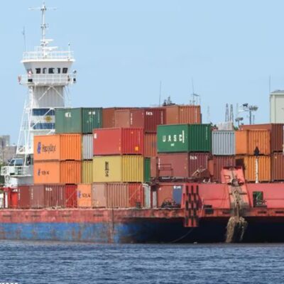 Puertos paralizados: El Gobierno busca apagar fuego con fuego y amenaza a los prácticos con sanciones y denuncias penales