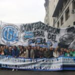 Multitudinaria marcha al Ministerio de Economía: la CGT, CTA y UTEP denunciaron el «endeudamiento récord» de las familias argentinas