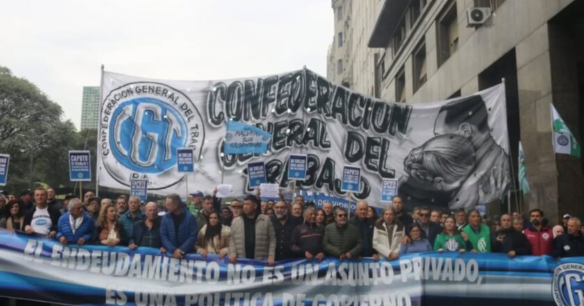 Multitudinaria marcha al Ministerio de Economía: la CGT, CTA y UTEP denunciaron el «endeudamiento récord» de las familias argentinas