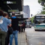 El peso de las tarifas en los salarios se duplicó desde 2023 y los trabajadores tienen cada vez menos ingreso disponible