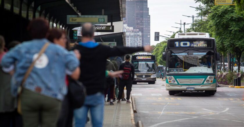 El peso de las tarifas en los salarios se duplicó desde 2023 y los trabajadores tienen cada vez menos ingreso disponible