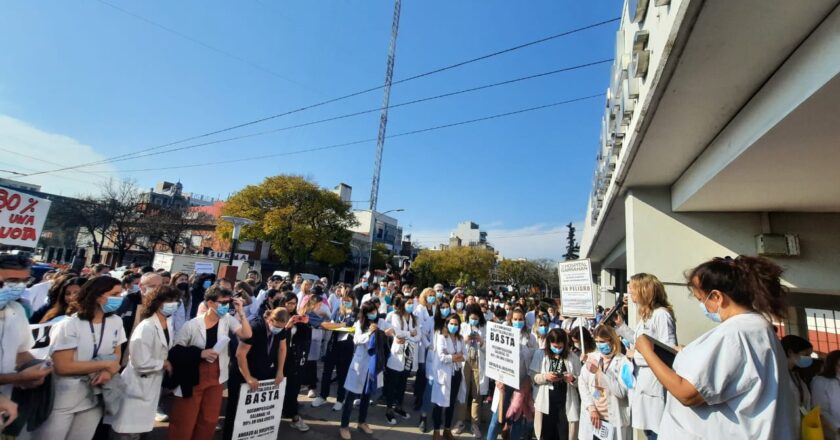 Convocan a abrazar al Garrahan y los trabajadores hablan de «manejo de fondos millonarios de manera oscura» y de «asesores con sueldos de privilegio»