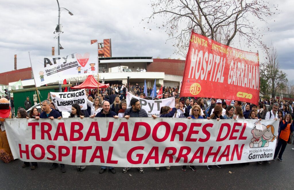 Convocan a abrazar al Garrahan y los trabajadores hablan de "manejo de fondos millonarios de manera oscura" y de "asesores con sueldos de privilegio"