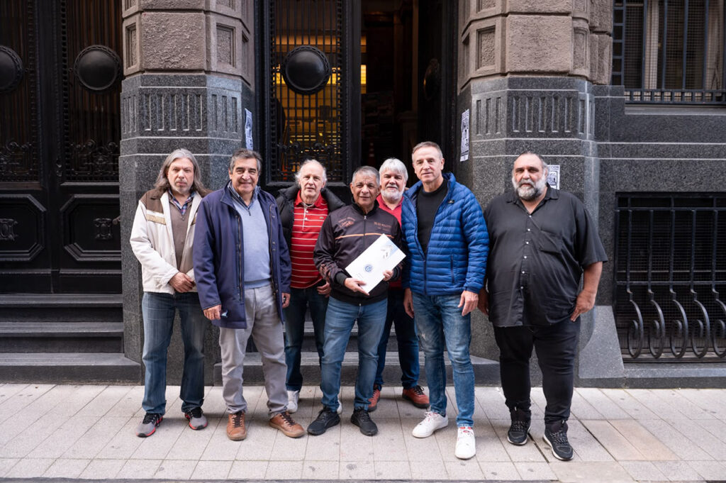 Regulación de las tasas, auxilio a Pymes y programa de refinanciación: los reclamos concretos de la CGT a Luis Caputo por los niveles de endeudamiento familiar