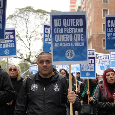 Regulación de tasas, auxilio a Pymes y programa de refinanciación: los reclamos concretos de la CGT a Luis Caputo por los niveles de endeudamiento familiar
