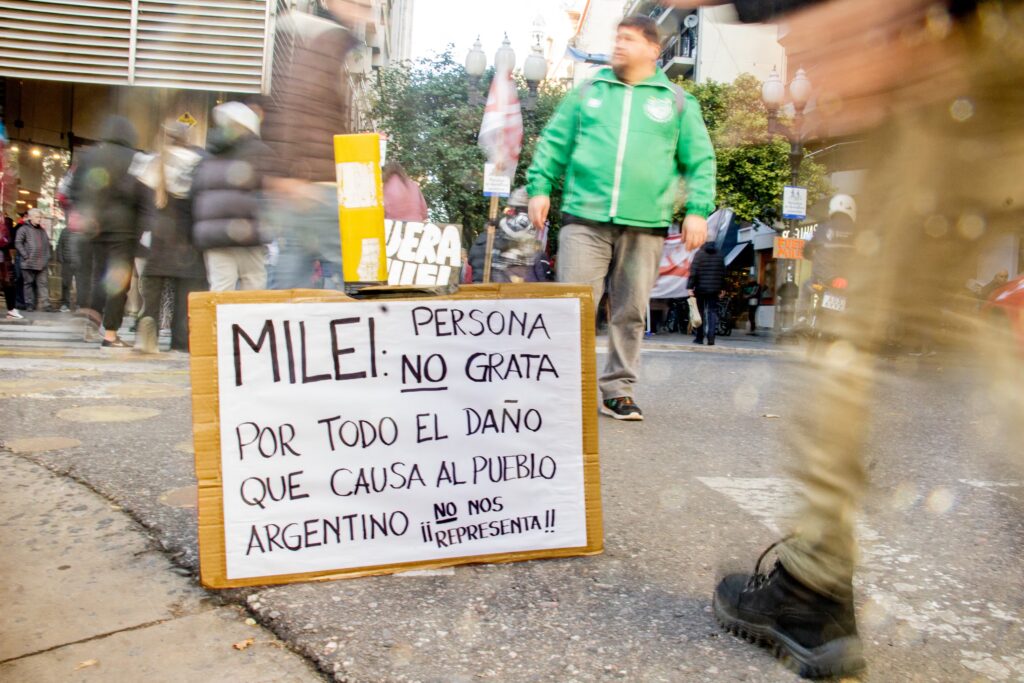 "Persona no grata": Rosario recibió a Milei con una movilización en repudio a su visita a la Bolsa de Comercio