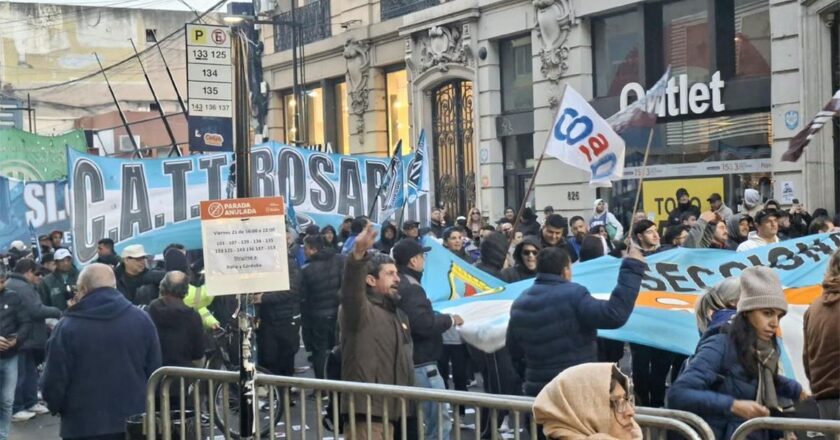 «Persona no grata»: Rosario recibió a Milei con una movilización en repudio a su visita a la Bolsa de Comercio