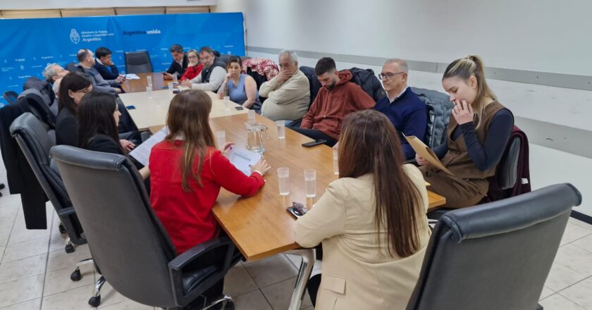 El Gobierno cerró la paritaria de estatales con «miniaumentos» hasta fin de año y un único bono de 80 mil pesos: ATE amenaza con paralizar todo