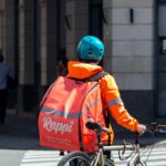 La cruz de los jóvenes que ingresan al mercado laboral: trabajos precarios y deudas con las aplicaciones