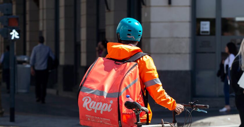 La cruz de los jóvenes que ingresan al mercado laboral: trabajos precarios y deudas con las aplicaciones