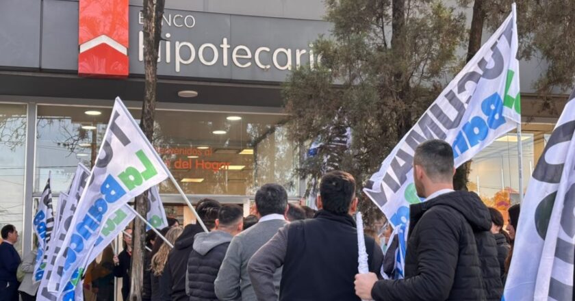 «Chau casa propia»: Cerró sede histórica del Banco Hipotecario en Tucumán y Cisneros anunció un paro por tiempo indeterminado