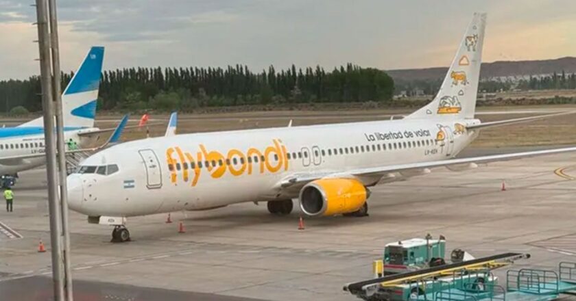 Flybondi quiere reconvertirse, pero lleva tres meses sin pagar las indemnizaciones a más de 700 despedidos y retirados