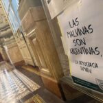 Trabajadores legislativos desafiaron a Menem y colocaron carteles por Malvinas en el Congreso: «La soberanía no se tapa ni se censura»