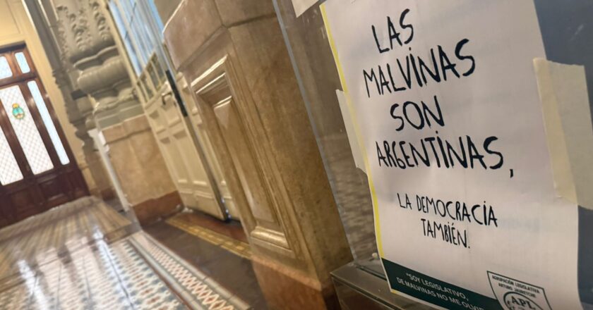Trabajadores legislativos desafiaron a Menem y colocaron carteles por Malvinas en el Congreso: «La soberanía no se tapa ni se censura»