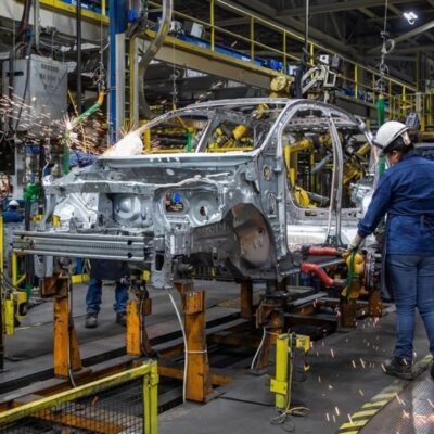 Otro desplome de dos dígitos en la producción automotriz enciende las alarmas por los miles de empleos en la industria