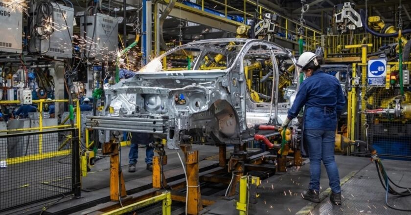 Otro desplome de dos dígitos en la producción automotriz enciende las alarmas por los miles de empleos en la industria