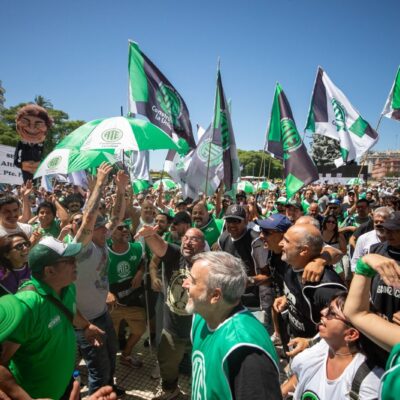 «La soberanía nacional nunca estuvo tan comprometida como hoy y debemos salir a la calle a defenderla»