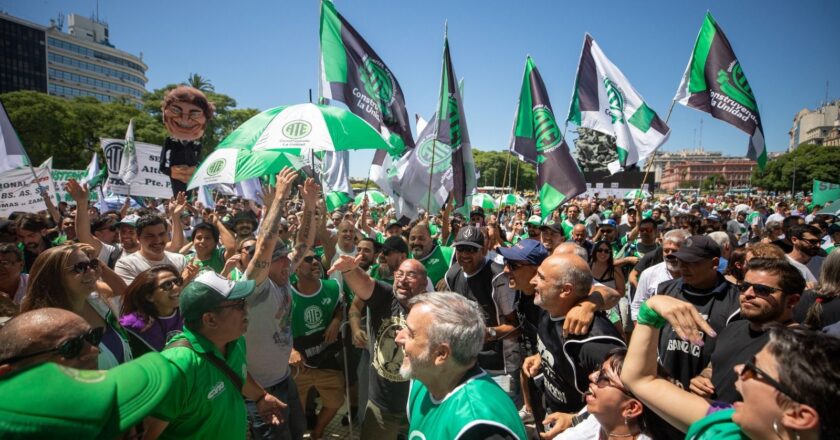 «La soberanía nacional nunca estuvo tan comprometida como hoy y debemos salir a la calle a defenderla»