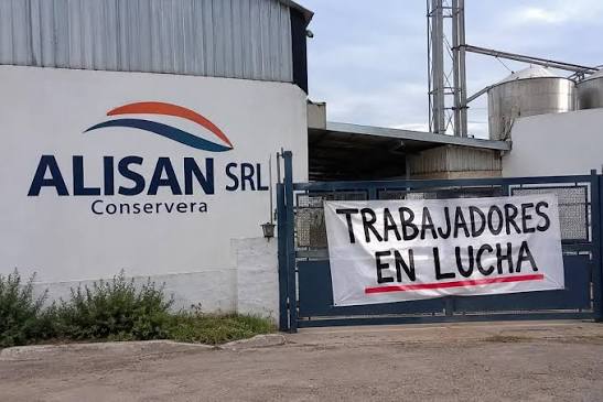 La conservera Alisan lleva tres meses sin producir y sus 38 trabajadores denuncian salarios adeudados y un conflicto entre los dueños que los tiene de «rehenes»