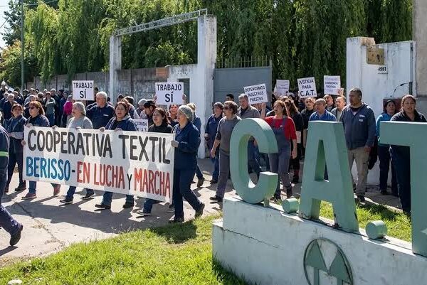 La Cooperativa Textil de Berisso, parada y con retiros reducidos en un 30%: «Otra es cerrar y dejar 130 familias en la calle e ir a buscar una bolsa de comida al municipio. Es una locura lo que estamos viviendo»