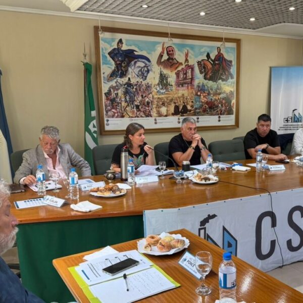 En la previa de lo que será la movilización por el Día de la Industria, los gremios del sector se reúnen y piden cuidar «a las empresas y sus trabajadores»
