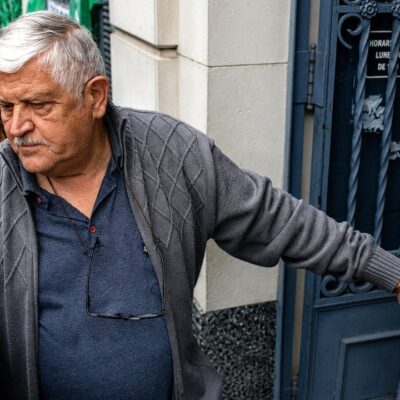 Mientras ATE denunciaba el vaciamiento en la obra social de las Fuerzas Armadas, un jubilado del Ejército se encadenó en la sede de Rosario: «Está en juego la salud de mi señora»